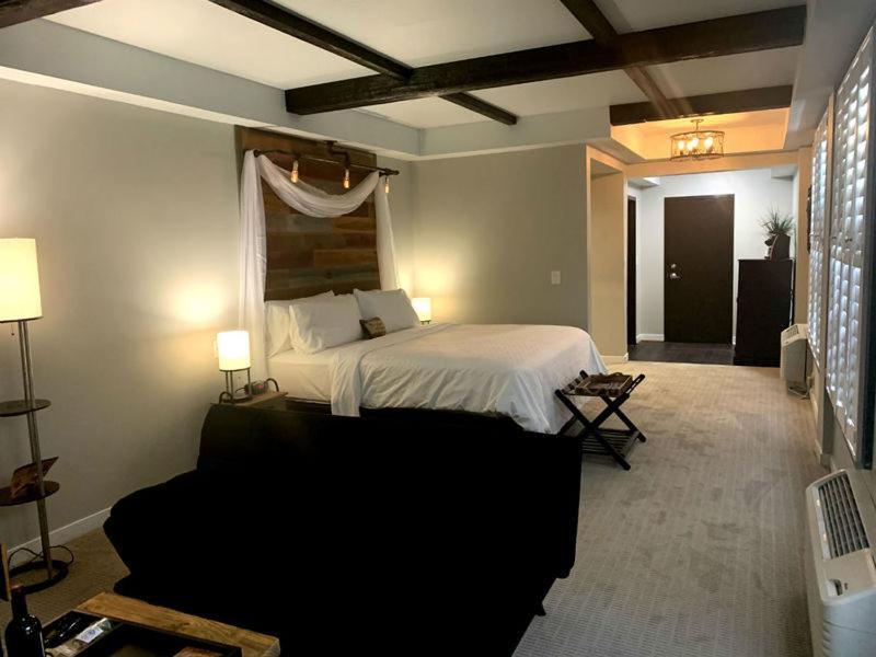 Cedar Stables Inn & Suites Сандаски Экстерьер фото